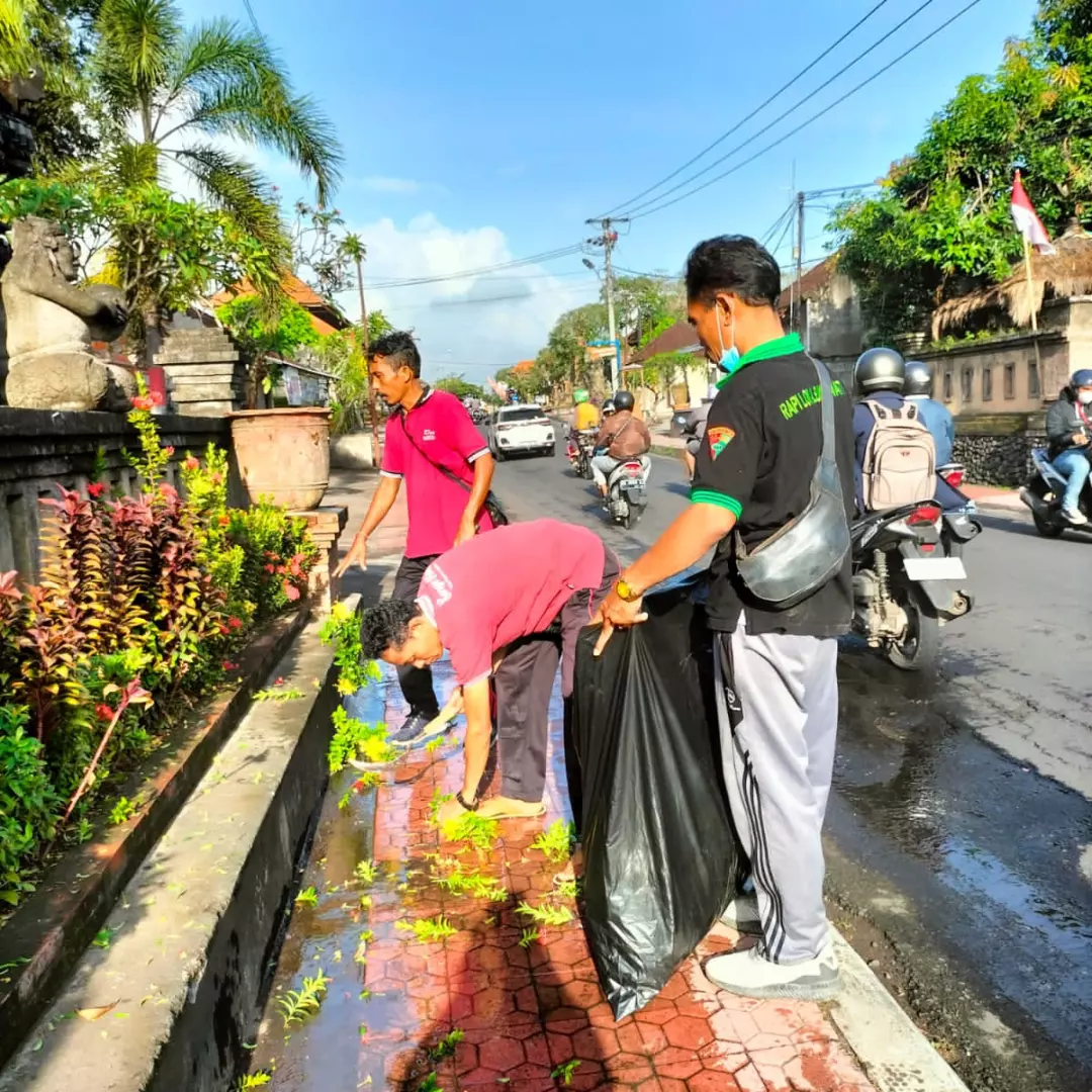 Jumat Bersih di Kantor Desa Batuan